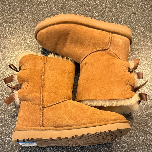 UGG Chestnut Women's Winter Boots with bows - size 7 - Picture 3 of 5